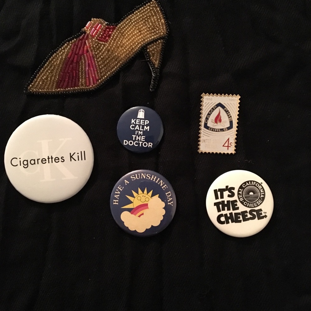 Set of 6 Pins Brooches 1 Dr Who Tardis